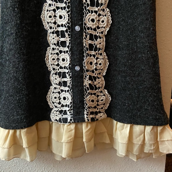 Adorable Wool T-shirt dress with lace and ruffle detail - Picture 2 of 5